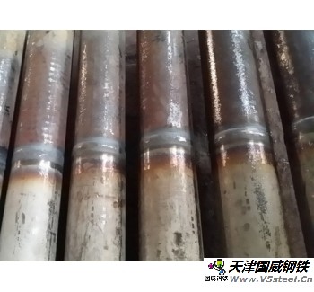 異種鋼接頭/φ76×6 SA－213T91或 /SA－213TP347H；管道介質壓力4.097MPa、溫度569℃。要求以上兩種材質鋼管分別取300mm長按壓力管道對口焊接技術規(guī)范標準進行對接，總長共600mm，異種接頭焊口做熱處理。