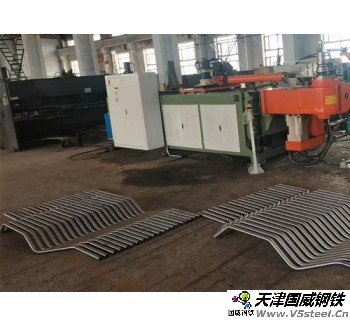 高壓鍋爐碳素?zé)o縫鋼管-Φ51×6mm 20G GB5310 管壁兩側(cè)水平焊接鰭片。鰭片規(guī)格：?jiǎn)芜厡?4mm，厚6mm，材質(zhì)：Q235